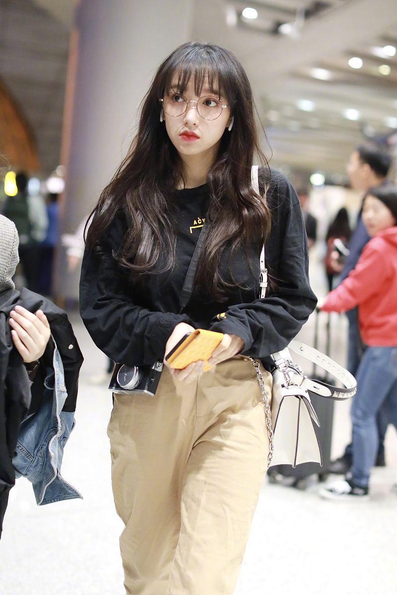 程潇休闲穿搭略带文艺气息,漫画脸留甜美空气刘海少女感十足