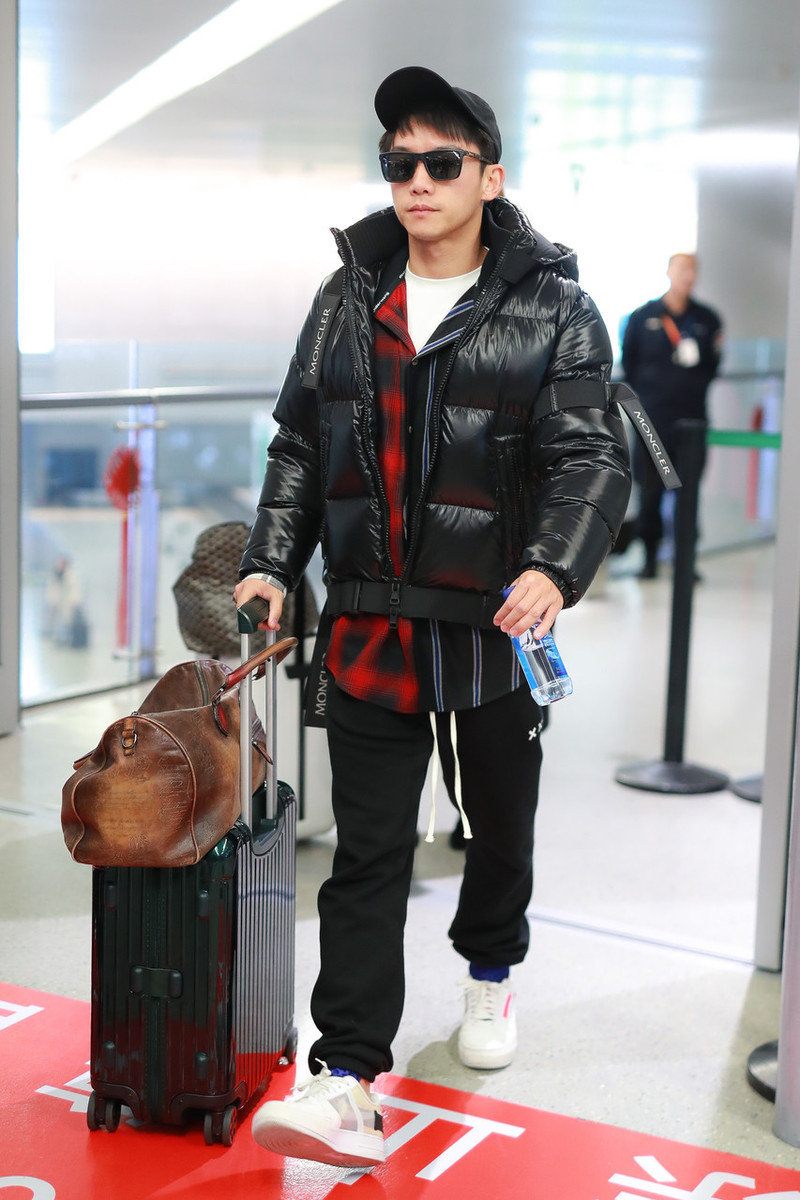 郑恺穿搭太新潮,拼接衬衫搭配运动裤,大冷天穿运动鞋露脚踝