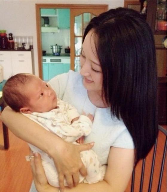 47岁杨钰莹老公身份曝光,是大名鼎鼎的他,难怪隐瞒了8年不公开