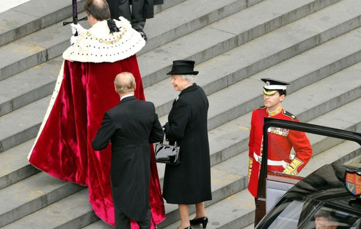 撒切尔夫人葬礼女王破例出席葬礼且笑容满面