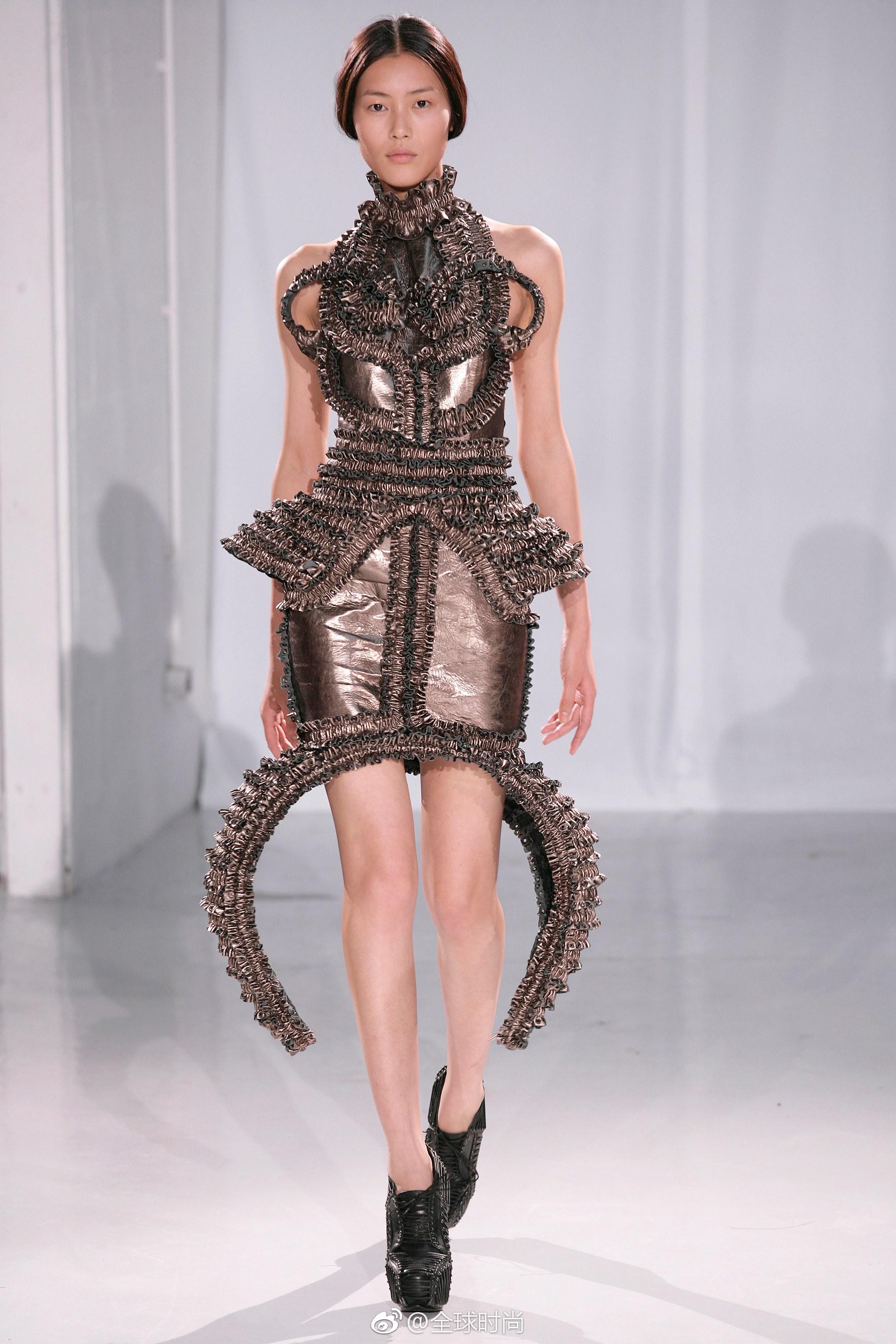 iris van herpen 2011秋冬高級定製系列Ⅰ很經典的骨感美