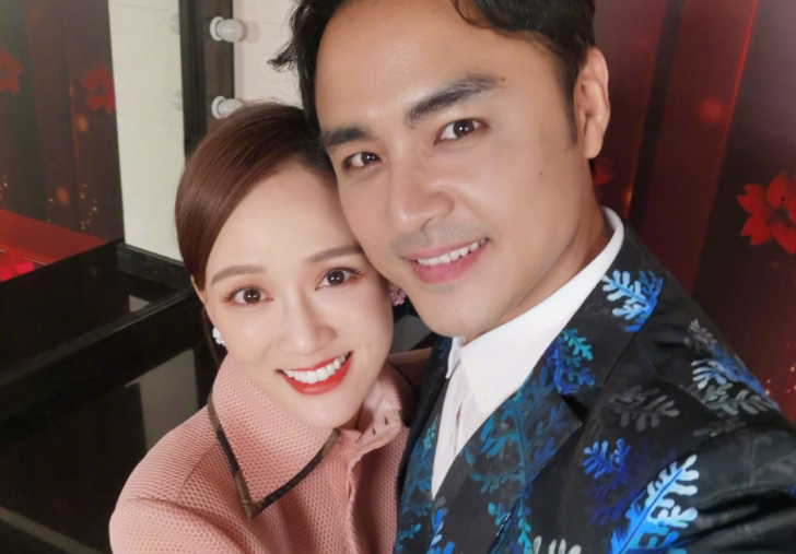 宣布和艾伦恋爱后陈乔恩终于晒自拍啦看到身边男人观众泪崩了