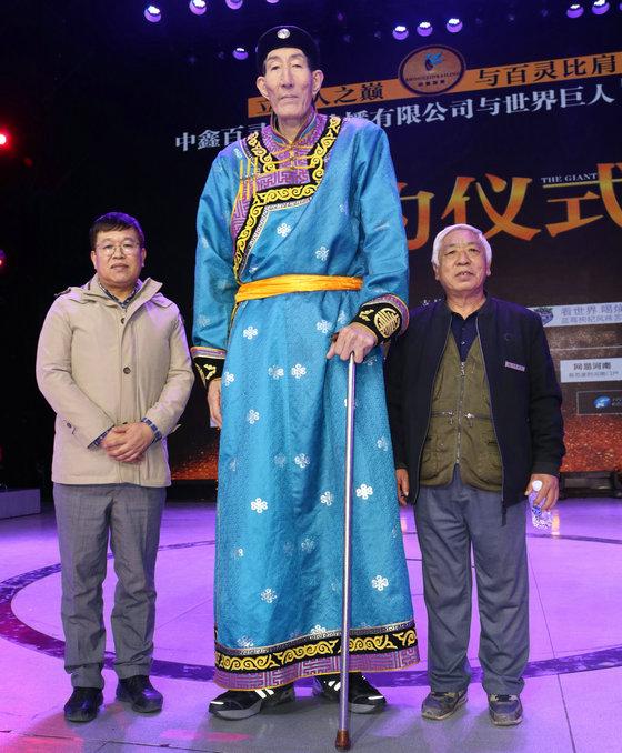 2米36中国巨人娶小28岁妻子不顾医生劝阻生子如今想拼二胎