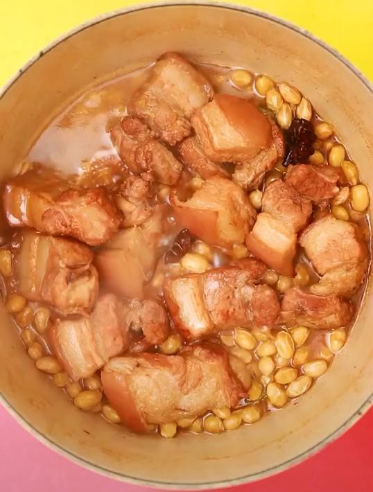 砂锅豆焖肉,这样吃猪肉,一点都不油腻,孩子能吃一大碗