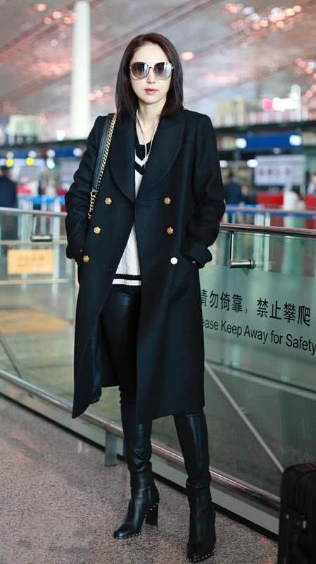 董璇穿风衣内搭v领针织衫,配黑色高跟长靴,看着很美又很酷!