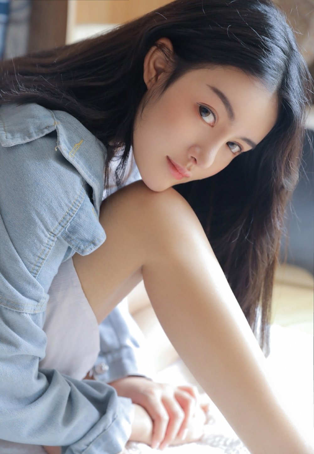 清纯白嫩邻家妹妹纤细苗条身材露锁骨香肩闺房唯美写真