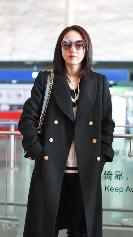 董璇穿风衣内搭v领针织衫,配黑色高跟长靴,看着很美又很酷!