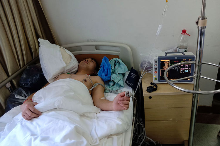 裸婚夫妇为救女卖房又欠债,今妻子移植仓内照顾孩子只能吃泡面