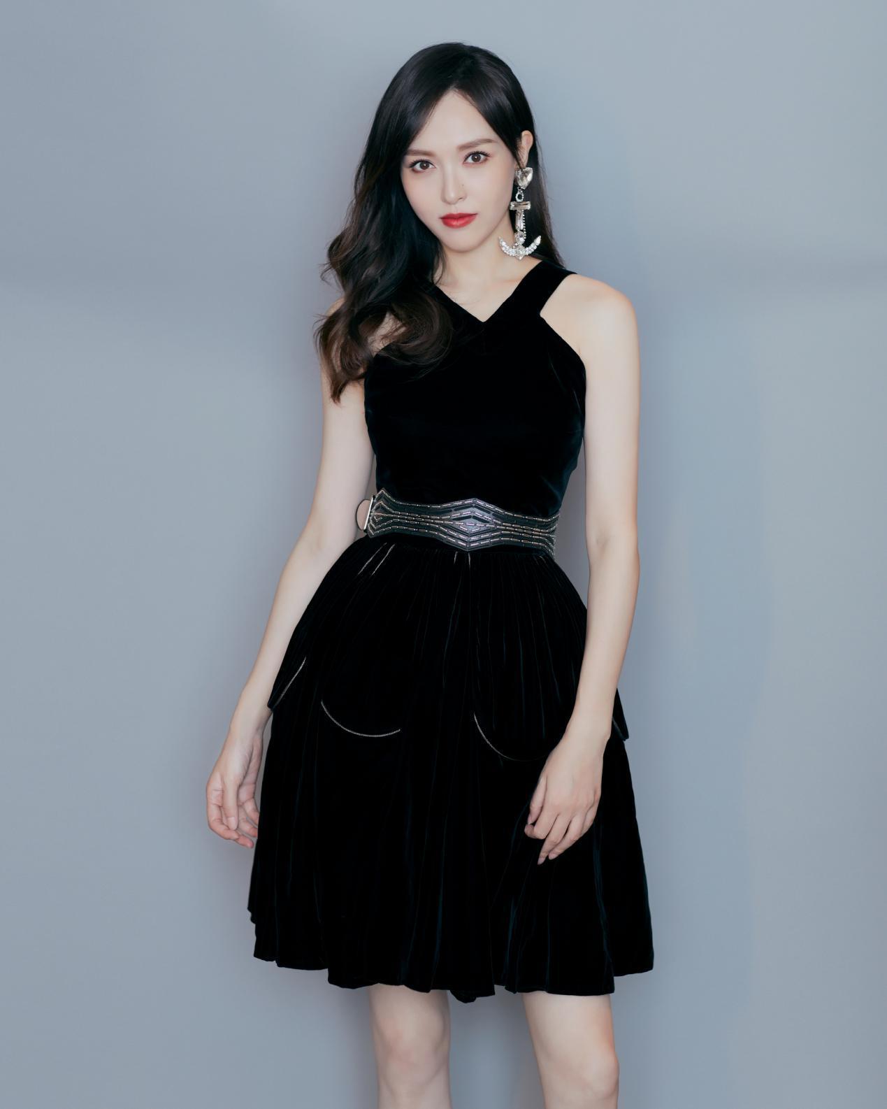 唐嫣纯色穿搭示范,轻松穿出时尚女神高雅气质