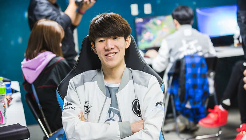 宇宙最强上单theshy"极限闪击"轻取33杀! 队友: 这谁顶得住啊?