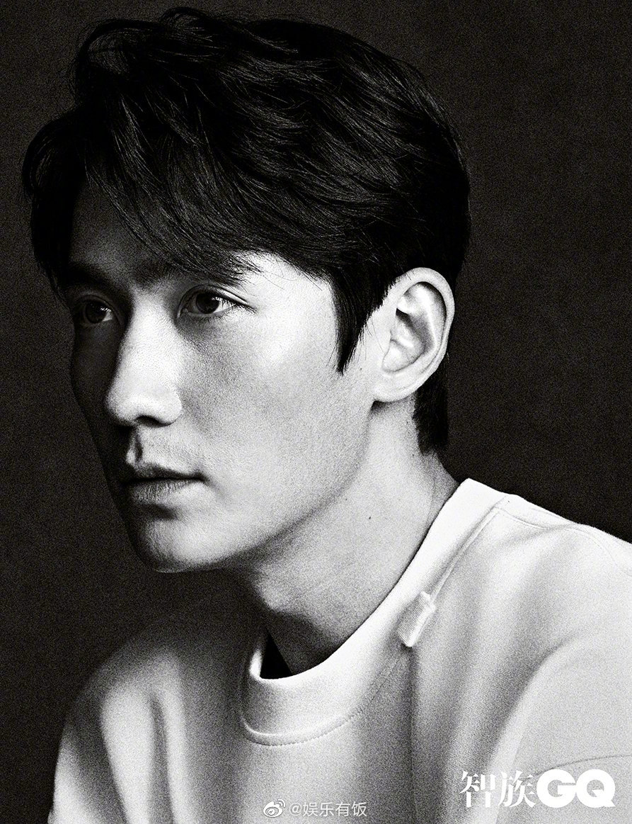 智族gq推出了男星黑白大头照系列
