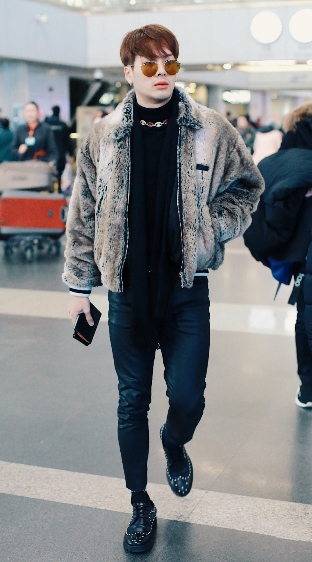 王嘉尔这比例这身材这脸蛋搭配着这性感的小胡渣,太赞了!