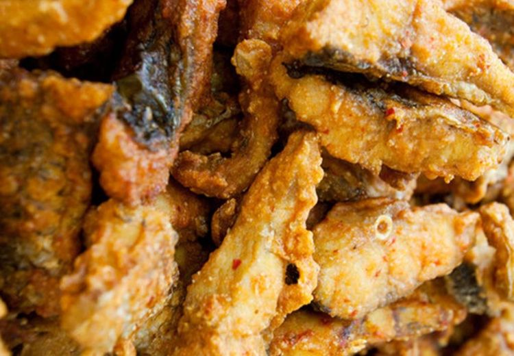 炸鱼块时,裹淀粉还是面粉?厨师说漏嘴:很多人做错,难怪不香脆