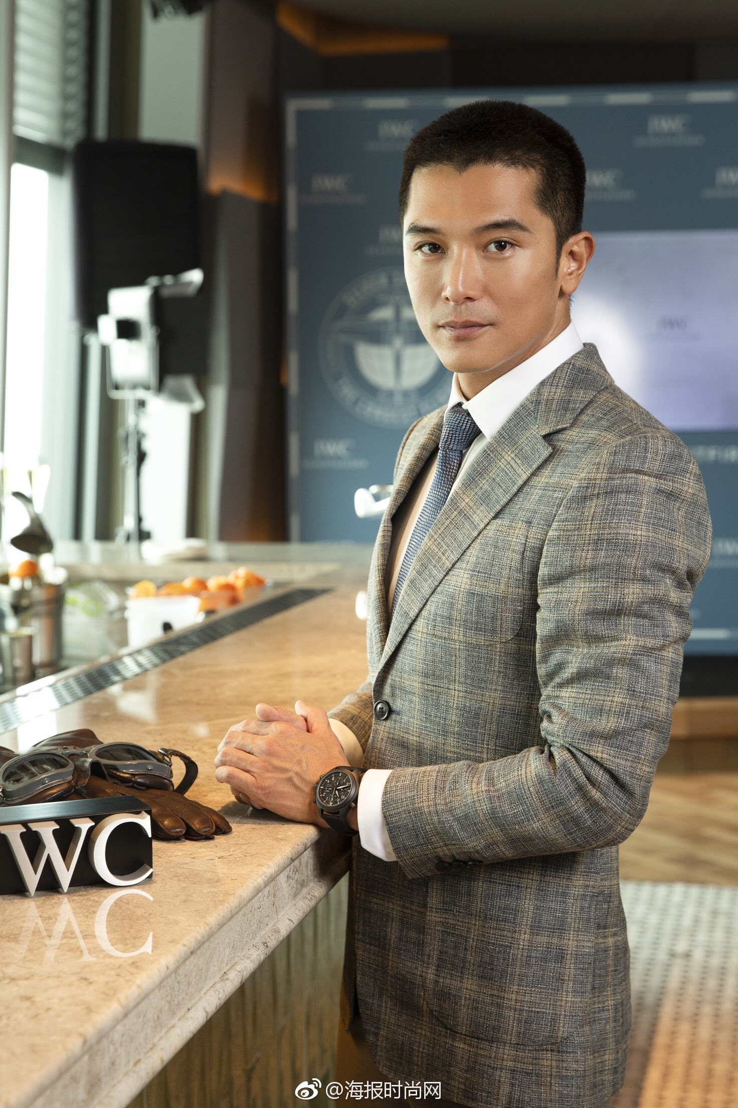 演员@邱泽日记 受邀亮相品牌活动,一袭浅色系的格纹西装气质尽显