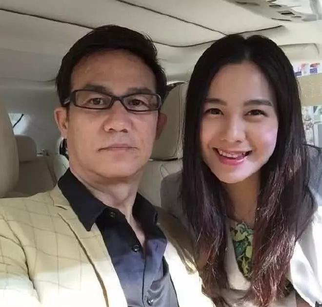 长得帅气演技好出演反派走红,51岁娶小20岁老婆,59岁当爸