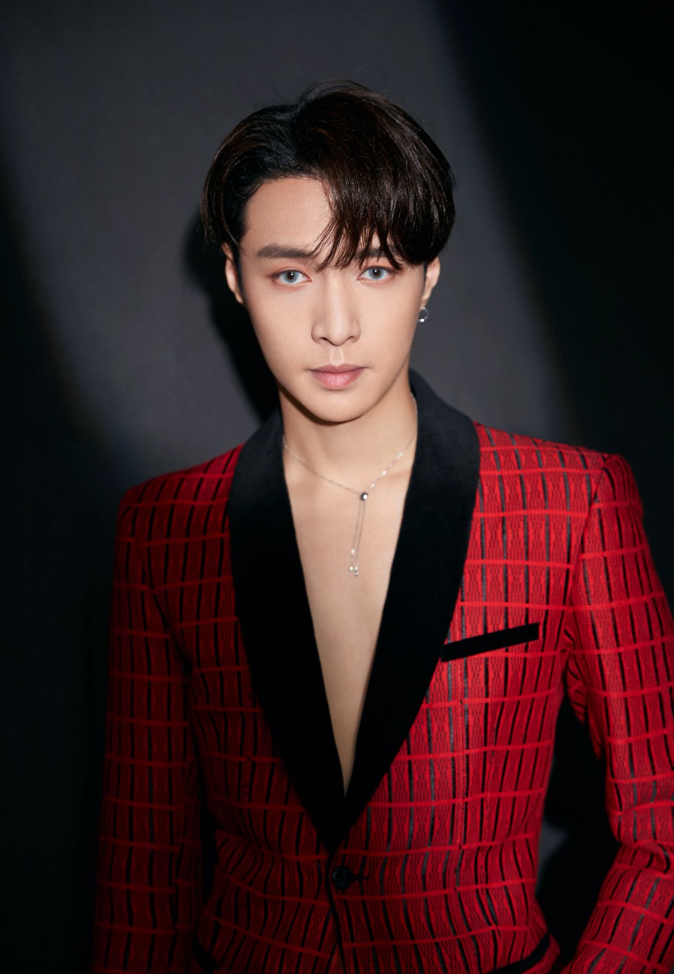 张艺兴身穿红色格外西装,有气质