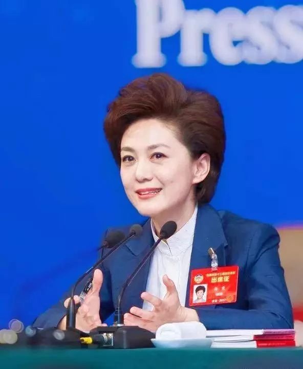 《新闻联播》主持海霞回老家,造型一反常态,真人比电视上还漂亮|新闻联播|海霞|回老家_新浪新闻
