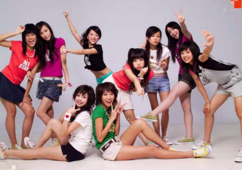 鬼鬼曾经是黑涩会美眉中成员之一,当年台湾少女组合黑涩会在出道后