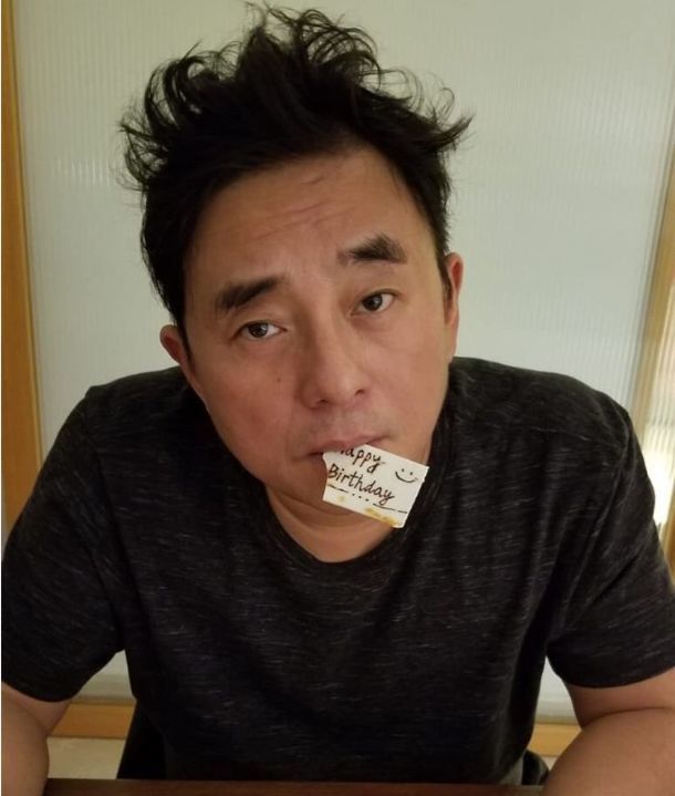 他曾是当红歌星,和大7岁富婆相恋16年被抛弃,今55岁仍单身