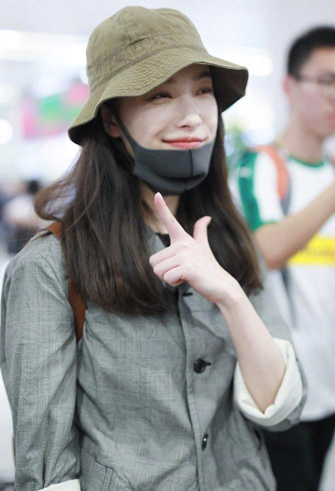 倪妮 灰色套装搭配渔夫帽,佛系又精致