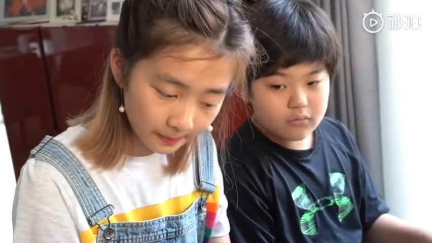 昨晚黄磊微博上传了女儿多多和吕思清儿子四手联弹钢琴