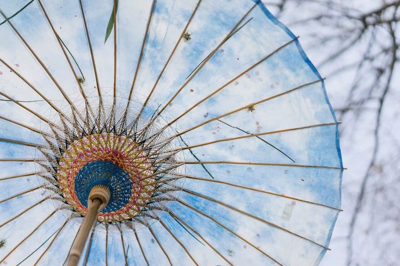 在淡烟急雨中,撑开一柄油纸伞,伞外雨落成花,伞下静谧安好