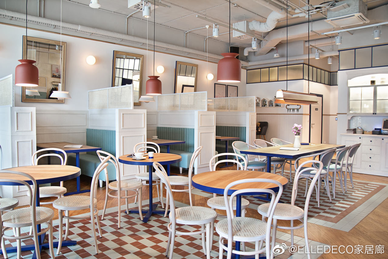 波兰,灰白,海军蓝与原木色塑造的法式简餐餐厅