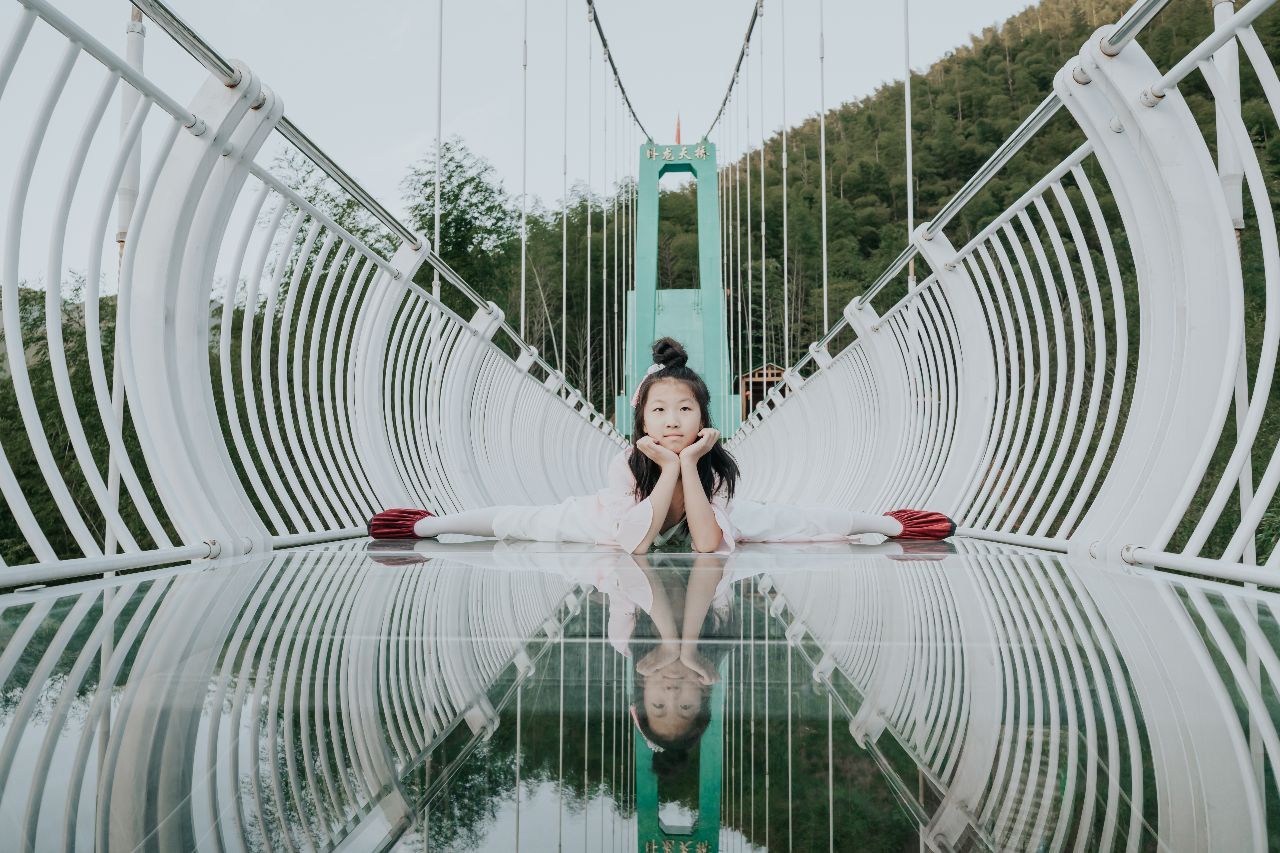 你的童年太精彩——高空滑索跨越竹海之巅,玻璃栈道上笑傲群雄