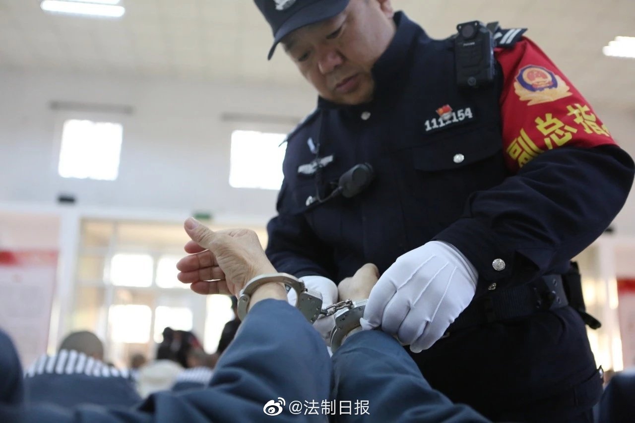 13小时火车硬座,押解近百名服刑人员……全程记录跟拍