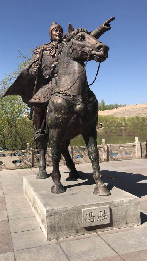 天下雄关——嘉峪关,嘉峪关城楼门口有一座明朝开国大将冯胜的雕像