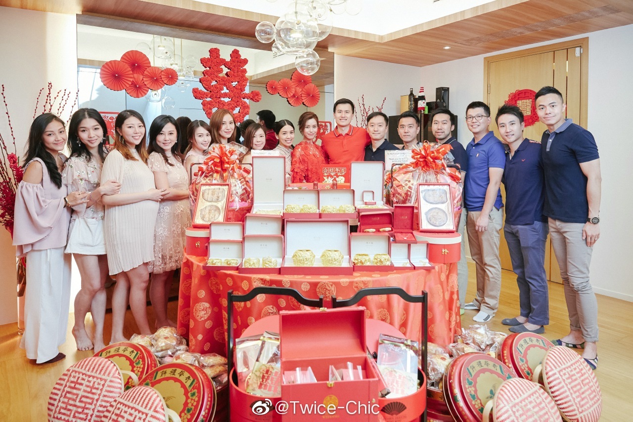 文咏珊近日分享与未婚夫吴启楠"过大礼"仪式照