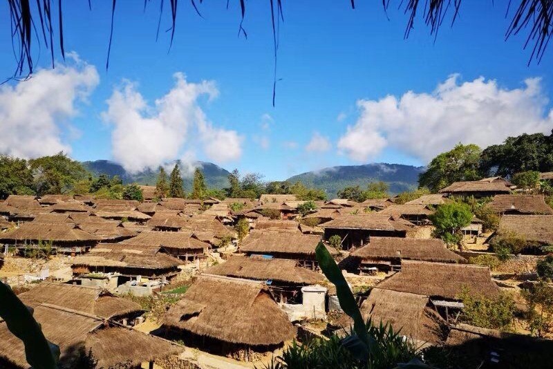 云南翁丁古寨,保留了原始佤族民居建筑风格和原始佤族风土人情_高清