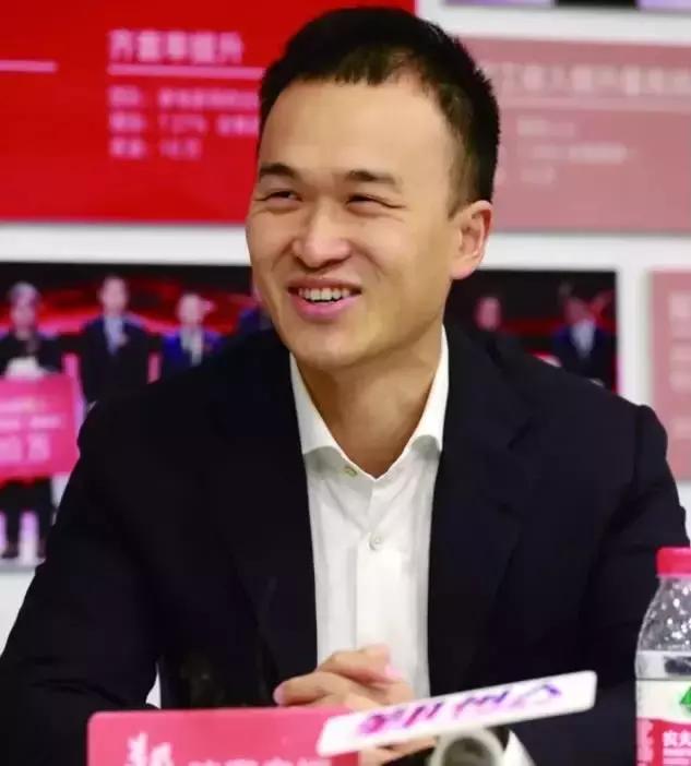 郑坚江的儿子郑嵩曦近年来,奥克斯二代逐步走上前台,海归回来后