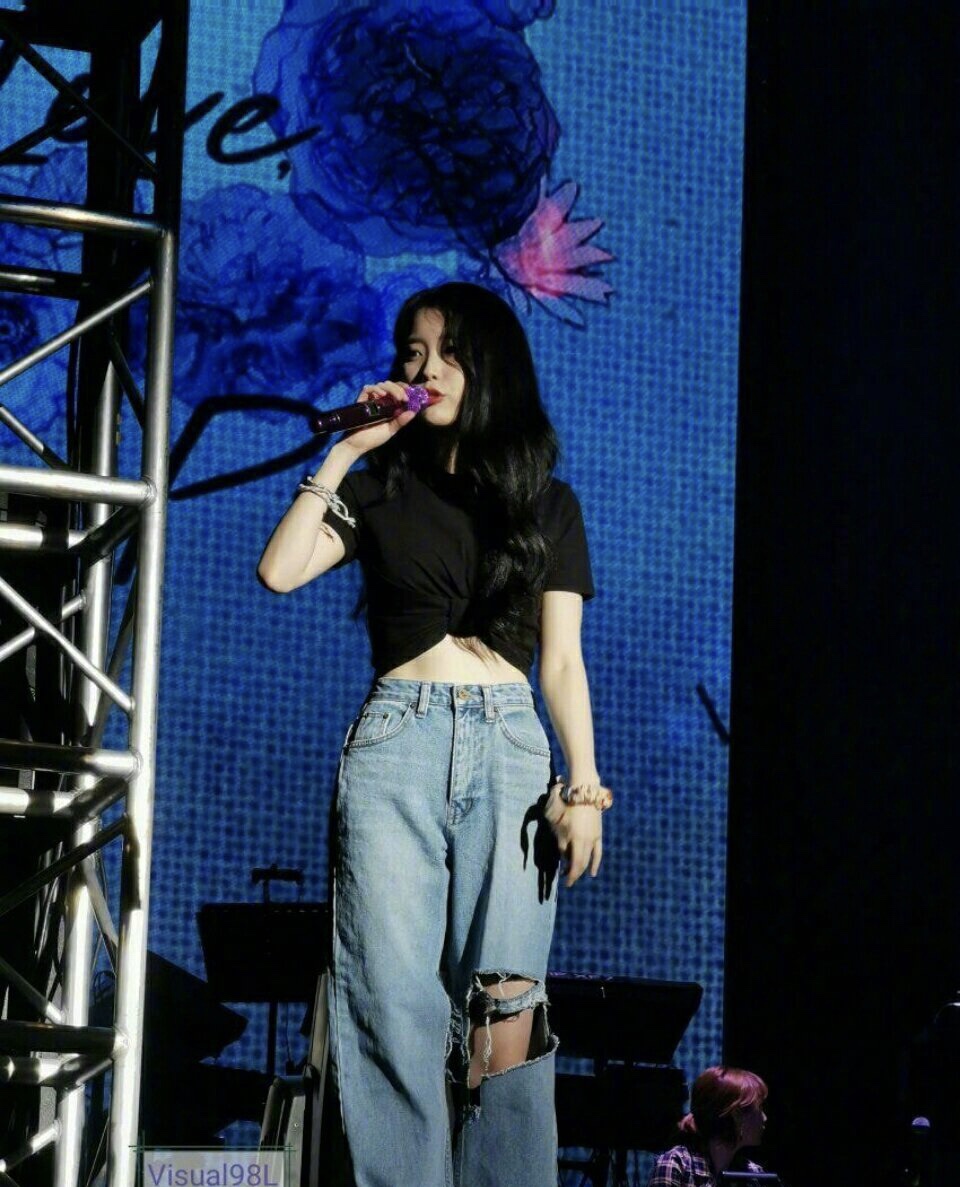 iu演唱会私服,破洞阔腿牛仔裤 露脐装,2020春夏最酷款预定!
