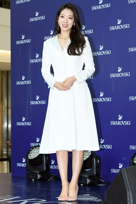 朴信惠一袭白裙亮相活动肤白貌美气质佳 却被双下巴小粗腿抢了镜