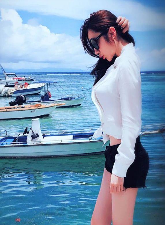 我们被我的体育老师里王小米骗了戏外王晓晨穿泳装全程捂着