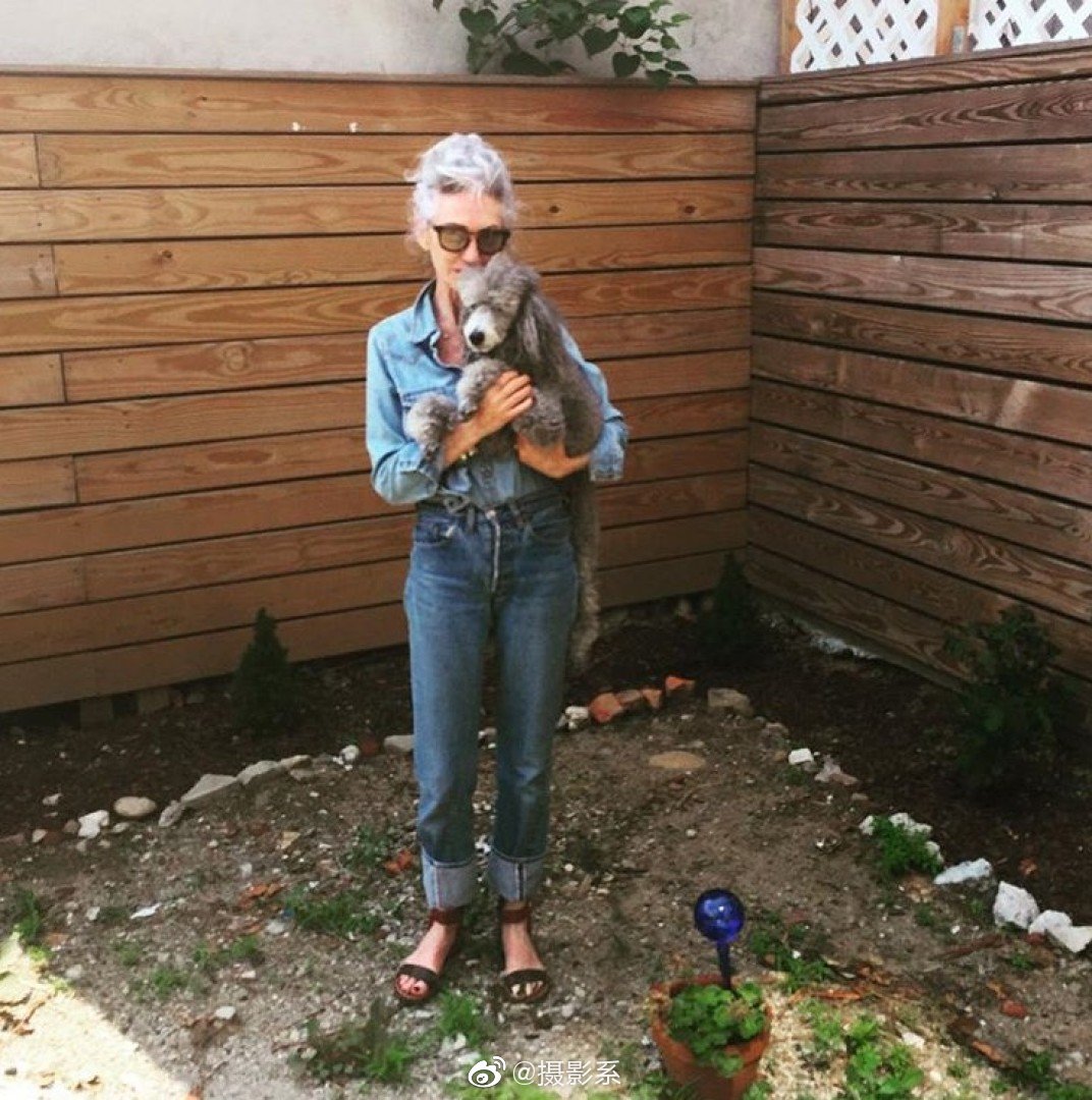 银发超模lindarodin71岁依旧闪闪发亮