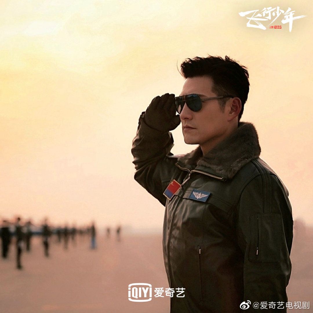 之壮志凌云逆风而上飞行少年为梦想起飞向祖国致敬