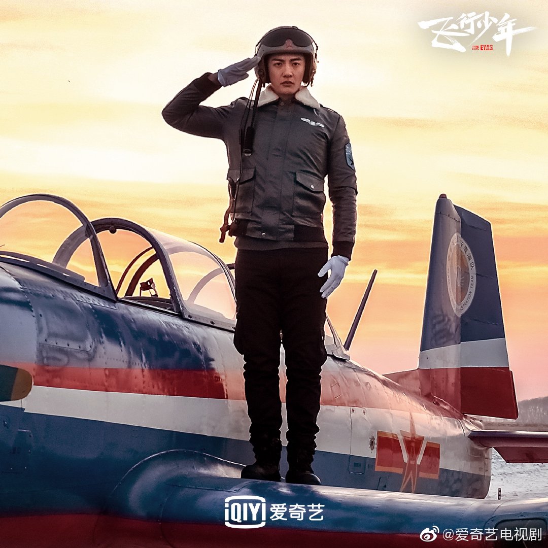 之壮志凌云逆风而上飞行少年为梦想起飞向祖国致敬