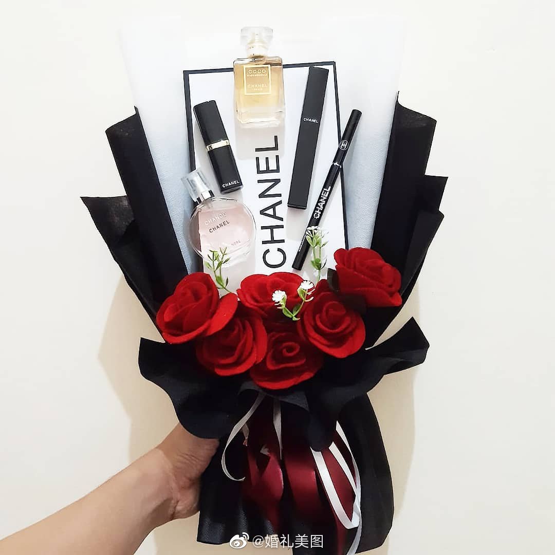 直男们,送化妆品花束给美妆控女友