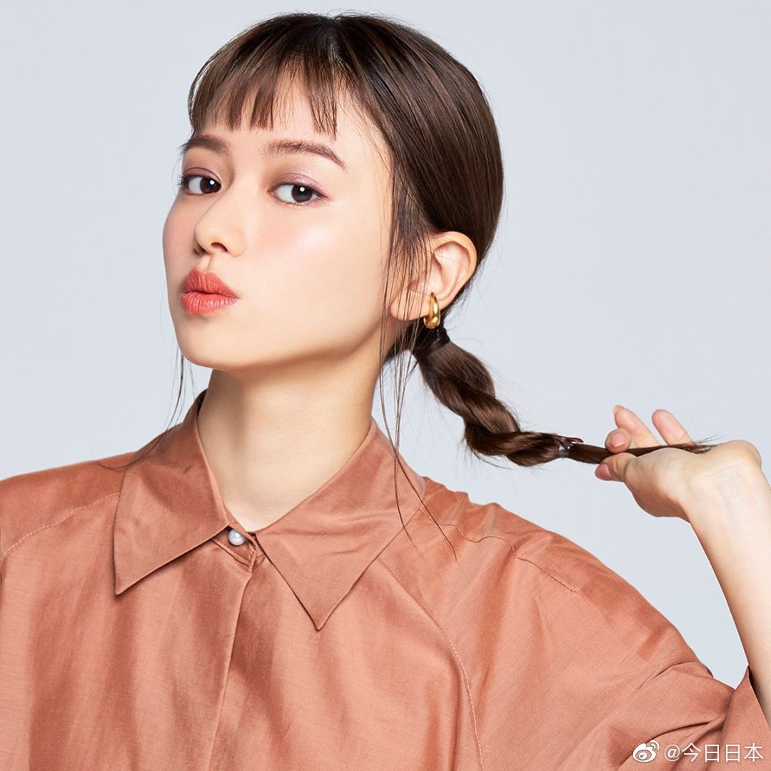 山本舞香杂志内页,简简单单的编发却清爽又优雅