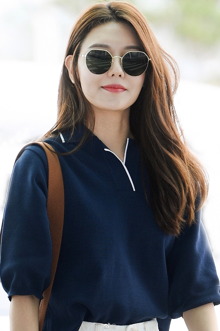 崔秀英近日机场穿搭造型海军蓝polo衫搭配白色仔裤清爽干练