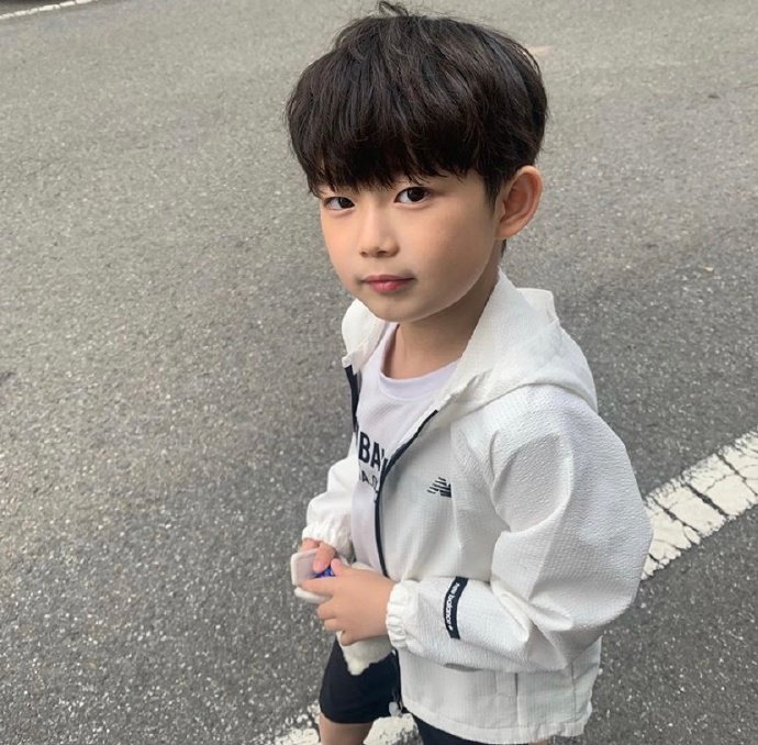 有木有喜欢单眼皮小帅哥 小男孩圆寸也太可爱了吧!