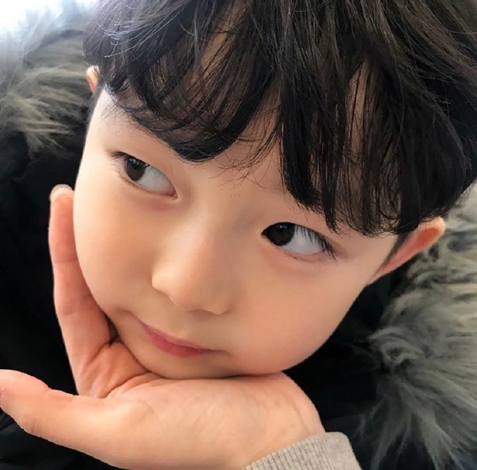 有木有喜欢单眼皮小帅哥 小男孩圆寸也太可爱了吧!