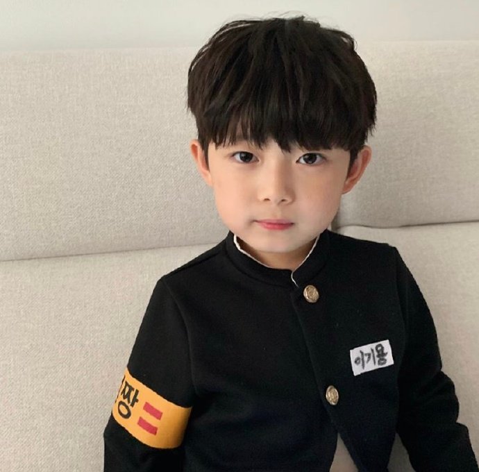 有木有喜欢单眼皮小帅哥 小男孩圆寸也太可爱了吧!