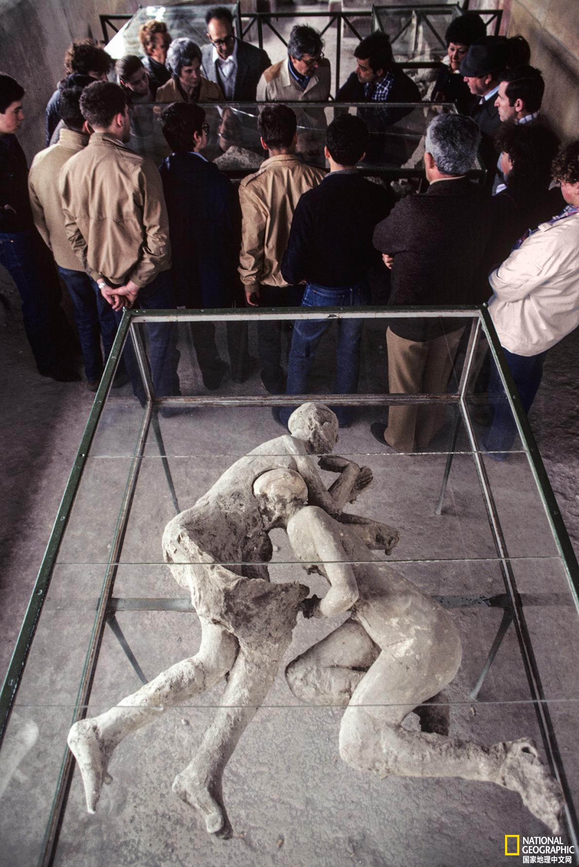 维苏威火山喷发有多恐怖?遇难者大脑竟被烧成"玻璃"