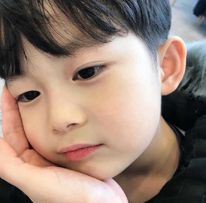 有木有喜欢单眼皮小帅哥 小男孩圆寸也太可爱了吧!