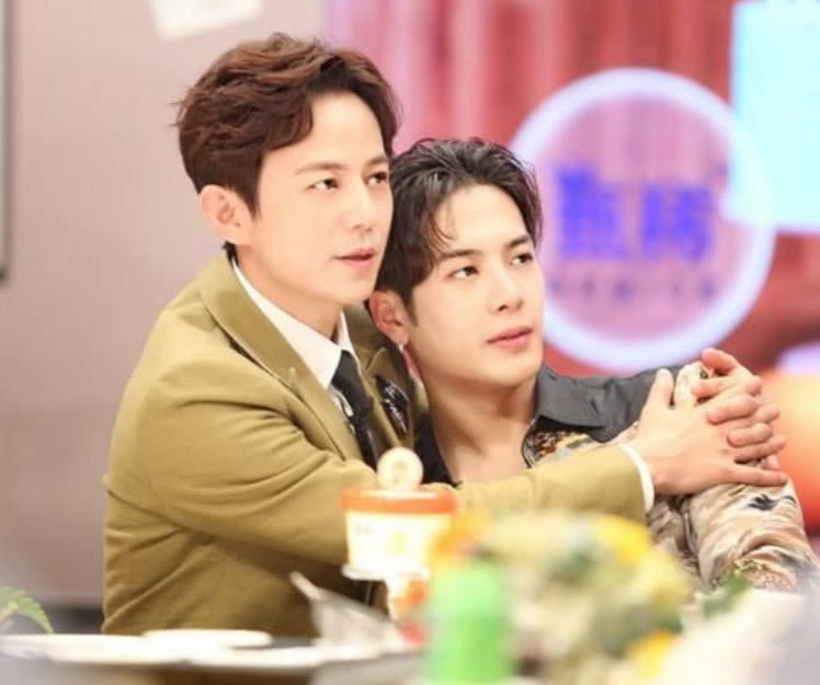 综艺节目叫做《拜托了,冰箱》当中,作为主持人的何炅以及王嘉尔两人