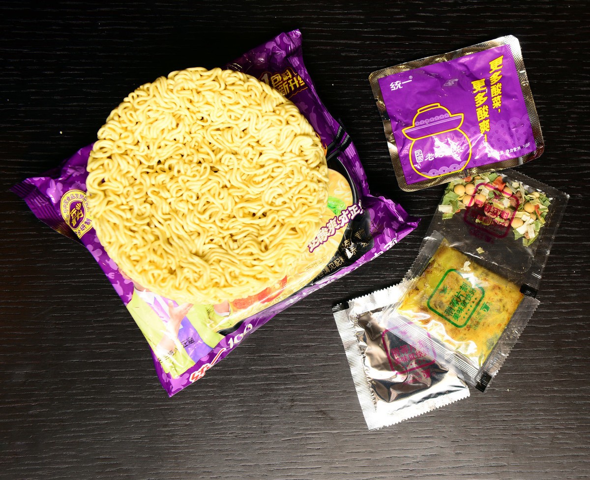 食材配料:泡面1-2包,半包方便面调味包,食用油,生抽,鸡蛋,洋葱,青菜