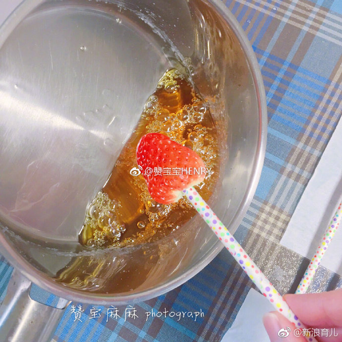 冬季街边不怕冷的小吃 奶皮子糖葫芦为啥这么贵